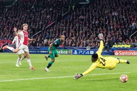 (L-R) Noussair Mazraoui of Ajax, Frenkie de Jong of Ajax, Lucas Moura of Tottenham Hotspurm goalkeeper Andre Onana of Ajax during the UEFA Champions League semi final match Ajax Amsterdam and Tottenham Hotspur FC at the Johan Cruijff Arena on May 08, 2019 in Amsterdam, The Netherlands UEFA Champions League 2018 2019 xVIxVIxImagesx xGerritxvanxKeulenxIVx 14403270