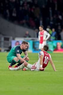 AMSTERDAM, 08-05-2019 Stadium Johan CruyffArena, Season 2018 2019 Champions League semi final second leg. Ajax player Dusan Tadic (R) dejected with Tottenham Hotspur player Toby Alderweireld (L) after the game Ajax - Tottenham Hotspur . Ajax - Tottenham Hotspur  x3350953x Copyright: