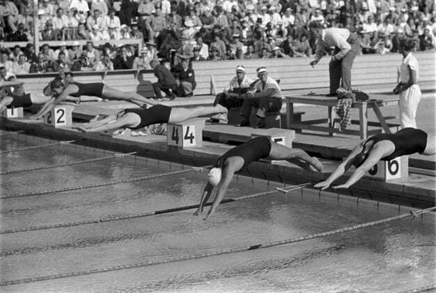 Summer Olympics 1936 - Germany, Third Reich - Olympic Games Olympische Spiele Olympia OS Summer Olympics 1936 in Berlin. Women swimming competition at the swimming stadium. Jump into the pool, Image date August 1936. , Berlin Deutsches Reich Copyright: ErichxAndres UnitedArchives90062_00646355