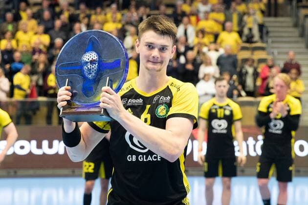 190509 Sävehofs Oskar Sunnefeldt with the prize as the years comet after semifinal 4 in the Handball Leagues playoffs between Sävehof and Skövde on May 9, 2019 in Partille,  Copyright: MICHAELxERICHSEN BB190509MI063