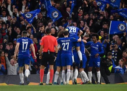 Football - 2018 2019 UEFA Europa League - Semi-Final, Second Leg: Chelsea (1) vs. Eintracht Frankfurt (1) Chelsea s Ruben Loftus-Cheek (hidden) celebrates scoring the opening goal with team-mates, at Stamford Bridge. COLORSPORT ASHLEY WESTERN 