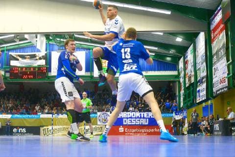 Daniel Zele Dessau left Petr Slachta Aue right Mindaugas Dumcius Aue Handball 2 Liga 2018 19 EHV Aue Dessau Rosslauer HV on 10 5 2019 EHV Aue Dessau Rosslauer HV