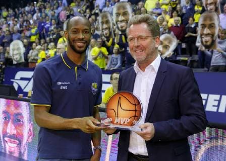 Oldenburg Lower Saxony DEU 10 05 2019 Will Cummings left EWE Baskets Oldenburg is Most Valuable Player MVP of Basketball Bundesliga Dr Stefan Holz right Managing Director of Basketball Bundesliga GmbH presented the award EWE Baskets Oldenburg vs Mitteldeutscher BC Basketball 1 Basketball Bundesliga Season 2018 2019 33 Matchday Grosse EWE Arena EWE Baskets Oldenburg vs Mitteldeutscher BC