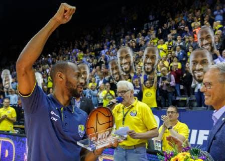 Oldenburg Lower Saxony DEU 10 05 2019 Will Cummings left EWE Baskets Oldenburg is Most Valuable Player MVP of Basketball Bundesliga Hermann Schüller right Managing Director of EWE Baskets Oldenburg handed over flowers EWE Baskets Oldenburg vs Mitteldeutscher BC Basketball 1 Basketball Bundesliga Season 2018 2019 33 Matchday Big EWE Arena EWE Baskets Oldenburg vs Mitteldeutscher BC