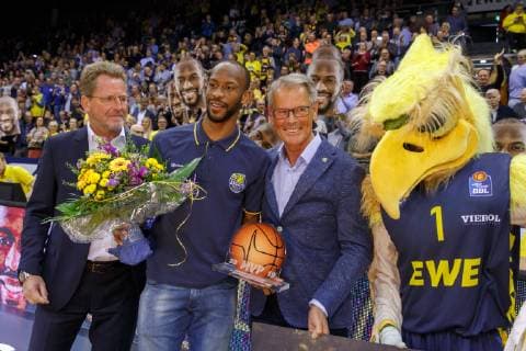 Oldenburg Lower Saxony DEU 10 05 2019 Will Cummings 2 from left EWE Baskets Oldenburg is Most Valuable Player MVP of Basketball Bundesliga Stefan Holz left Managing Director of Basketball Bundesliga GmbH presented the award to Hermann Schüller 2 from right Managing Director of EWE Baskets Oldenburg presented flowers with mascot Hubird EWE Baskets Oldenburg vs Mitteldeutscher BC Basketball 1 Basketball Bundesliga Season 2018 2019 33 Matchday Large EWE Arena EWE Baskets Oldenburg vs Mitteldeutscher BC