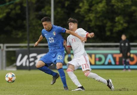 10th May 2019, UCD Bowl, Dublin, Ireland; UEFA Under 17 European Football Championships, Italy versus Spain; Samuel Giovane of Italy U17 U 17 and Antonio Pacheco Ruiz of Spain U17 challenge for the ball  ActionPlus12133200 PeterxFitzpatrick