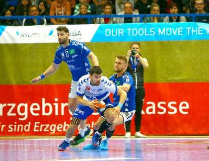 Jonas Hönicke Dessau behind Ladislav Brykner Aue and Benas Petreikis Aue Handball 2 League 2018 19 EHV Aue Dessau Rosslauer HV 32 21 at 10 5 2019 EHV Aue Dessau Rosslauer HV