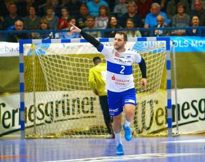 In Jubelpose Tomas Pavlícek Dessau after a transformed seven-meter handball 2 League 2018 19 EHV Aue Dessau Rosslauer HV 32 21 on 10 5 2019 EHV Aue Dessau Rosslauer HV