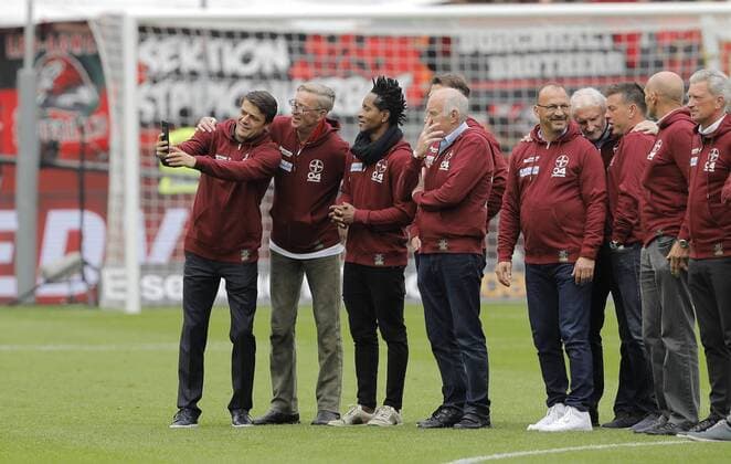 Leverkusen, Bayarena, 11.05.19: Alt stars u.a. Ze Roberto zu Gast im Stadion vor dem Spiel der 1. Bundesliga zwischen Bayer 04 Leverkusen vs. FC Schalke 04 in der Saison 2018 2019. DFL regulations prohibit any use of photographs as image sequences and or quasi-video *** Leverkusen Bayarena 11 05 19 Alt stars among others Ze Roberto as guest in the stadium before the match of the 1 Bundesliga between Bayer 04 Leverkusen vs FC Schalke 04 in the season 2018 2019 DFL regulations prohibit any use of photographs as image sequences and or quasi video