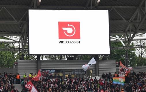 Fussball, Herren, Saison 2018 2019, 1. Bundesliga (Spieltag 33) RB Leipzig - FC Bayern München, Leon Goretzka (nicht im Bild, Bayern München) erzielt das später aberkannte Tor zum 1:0 gegen Torwart Peter Gulacsi (nicht im Bild, RB Leipzig), die Anzeigetafel zeigt die Aberkennung an, 11.05. 2019, *** Soccer Men Season 2018 2019 1 Bundesliga Matchday 33 RB Leipzig FC Bayern Munich Leon Goretzka not in picture Bayern Munich scores the goal later denied to 1 0 against goalkeeper Peter Gulacsi not in picture RB Leipzig the scoreboard shows the denial on 11 05 2019 Copyright: xMatthiasxKochx