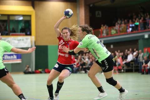 Saskia Putzke No 21 SG H2Ku Herrenberg vs Merle Carstensen No 10 TSV Nord Harrislee TSV Nord Harrislee vs SG H2Ku Herrenberg Handball 2 Bundesliga Women 11 05 19 Harrislee Copyright: xEIBNER Mario_Kobergx EP_eer