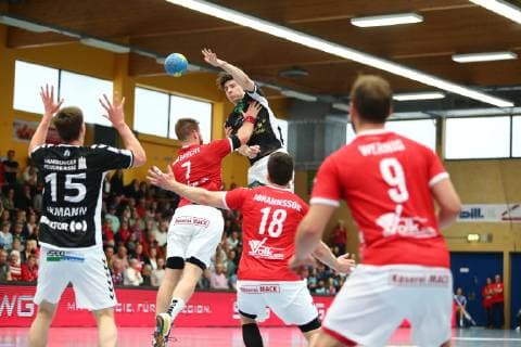 Thies Bergemann Hamburg tries a pass to Dominik Axmann Hamburg at the district TV Huettenberg vs. HSV Hamburg Handball 2 Bundesliga 11 05 2019 TV Huettenberg vs. HSV Hamburg Handball 2 Bundesliga 11 05 2019 Huettenberg under the distress of Moritz Lambrecht Huettenberg Copyright: xEIBNER RenexWeissx EP_RWS