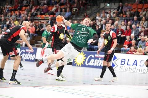 Patrick Gempp DJK Rimpar Woelfe 13 past v l Marko Bagaric TuS N Luebbecke 13 Patryk Walczak TuS N Luebbecke 7 Jo Gerrit Genz TuS N Luebbecke 5 TuS N Luebbecke vs DJK Rimpar Woelfe Handball 2 Bundesliga 11 05 2019 TuS N Luebbecke vs DJK Rimpar Woelfe Handball 2 Bundesliga 11 05 2019 Luebbecke Copyright: xEIBNER JanxStrohdiekx EP_JSK