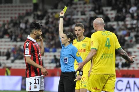 Bassem Srarfi (OGC Nice) - Mme Stephanie Frappart (arbitre) - carton jaune FOOTBALL : OGC Nice vs FC Nantes - Ligue 1 conforama - Nice - 11 05 2019 NorbertScanella Panoramic 