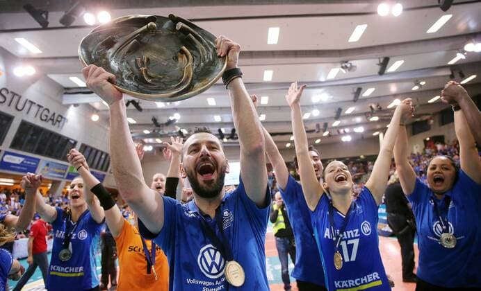 Stuttgart Volleyball Bundesliga Final Match 5 Allianz MTV Stuttgart vs SSC Palmberg Schwerin Coach Giannis Athanasopoulos Stuttgart with Championship Cup