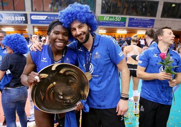 Stuttgart Volleyball Bundesliga Final match 5 Allianz MTV Stuttgart vs SSC Palmberg Schwerin v l Krystal Rivers and coach Giannis Athanasopoulos with championship bowl and blue wig