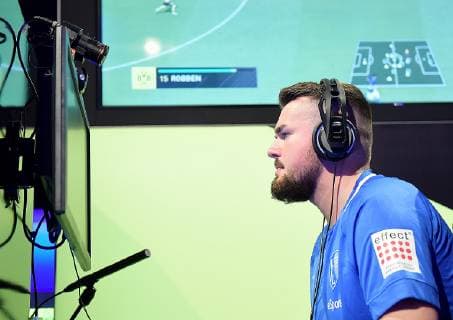 12.05.2019, xlakx, Esports VBL, Grand Final - in Berlin 2019 emspor, v.l.Alexander VFL-Xander1848 Steinmetz (Playstation4),VfL Bochum, E-Sportler, steht beim «Grand Final» der Virtual Bundesliga (VBL) im Westhafen Event & Convention Center. Die 24 besten Spieler Deutschlands kämpfen aufgeteilt in vier Gruppen auf Xbox und Playstation um den Titel. (DFL DFB REGULATIONS PROHIBIT ANY USE OF PHOTOGRAPHS as IMAGE SEQUENCES and or QUASI-VIDEO) Berlin *** 12 05 2019 xlakx Esports VBL Grand Final in Berlin 2019 emspor v l Alexander VFL Xander1848 Steinmetz Playstation4 VfL Bochum E Athlete is in the Grand Final of the Virtual Bundesliga VBL at the Westhafen Event Convention Center The 24 best players in Germany will fight in four groups on Xbox and Playstation for the title DFL DFB REGULATIONS PROHIBIT ANY USE OF PHOTOGRAPHS as IMAGE SEQUENCES and or QUASI VIDEO Berlin