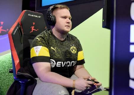 12.05.2019, xlakx, Esports VBL, Grand Final - in Berlin 2019 emspor, v.l.Leon cl23__leon Krasniqi (Playstation4),Borussia Dortmund, E-Sportler, steht beim «Grand Final» der Virtual Bundesliga (VBL) im Westhafen Event & Convention Center. Die 24 besten Spieler Deutschlands kämpfen aufgeteilt in vier Gruppen auf Xbox und Playstation um den Titel. (DFL DFB REGULATIONS PROHIBIT ANY USE OF PHOTOGRAPHS as IMAGE SEQUENCES and or QUASI-VIDEO) Berlin *** 12 05 2019 xlakx Esports VBL Grand Final in Berlin 2019 emspor v l Leon cl23 leon Krasniqi Playstation4 Borussia Dortmund E Athlete is in the Grand Final of the Virtual Bundesliga VBL at the Westhafen Event Convention Center The 24 best players in Germany will fight in four groups on Xbox and Playstation for the title DFL DFB REGULATIONS PROHIBIT ANY USE OF PHOTOGRAPHS as IMAGE SEQUENCES and or QUASI VIDEO Berlin