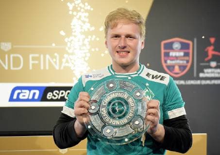 12.05.2019, xlakx, Esports VBL, Grand Final - in Berlin 2019 emspor, v.l.Deutscher Meister ist Michael MegaBit Bittner (Xbox),SV Werder Bremen,steht beim «Grand Final» der Virtual Bundesliga (VBL) im Westhafen Event & Convention Center. Die 24 besten Spieler Deutschlands kämpfen aufgeteilt in vier Gruppen auf Xbox und Playstation um den Titel. (DFL DFB REGULATIONS PROHIBIT ANY USE OF PHOTOGRAPHS as IMAGE SEQUENCES and or QUASI-VIDEO) Berlin *** 12 05 2019 xlakx Esports VBL Grand Final in Berlin 2019 emspor v l German Champion is Michael MegaBit Bittner Xbox SV Werder Bremen is at the Grand Final of the Virtual Bundesliga VBL at the Westhafen Event Convention Center The 24 best players in Germany will fight in four groups on Xbox and Playstation for the title DFL DFB REGULATIONS PROHIBIT ANY USE OF PHOTOGRAPHS as IMAGE SEQUENCES and or QUASI VIDEO Berlin