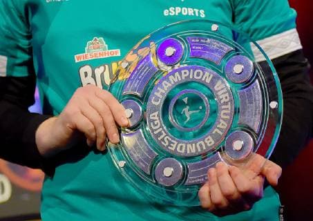 12.05.2019, xlakx, Esports VBL, Grand Final - in Berlin 2019 emspor, v.l.Deutscher Meister mit Meister Schale ist Michael MegaBit Bittner (Xbox),SV Werder Bremen,steht beim «Grand Final» der Virtual Bundesliga (VBL) im Westhafen Event & Convention Center. Die 24 besten Spieler Deutschlands kämpfen aufgeteilt in vier Gruppen auf Xbox und Playstation um den Titel. (DFL DFB REGULATIONS PROHIBIT ANY USE OF PHOTOGRAPHS as IMAGE SEQUENCES and or QUASI-VIDEO) Berlin *** 12 05 2019 xlakx Esports VBL Grand Final in Berlin 2019 emspor v l German Champion with Champion Cup is Michael MegaBit Bittner Xbox SV Werder Bremen is at the Grand Final of the Virtual Bundesliga VBL at the Westhafen Event Convention Center The 24 best players in Germany will fight in four groups on Xbox and Playstation for the title DFL DFB REGULATIONS PROHIBIT ANY USE OF PHOTOGRAPHS as IMAGE SEQUENCES and or QUASI VIDEO Berlin