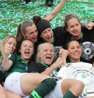 Master bowl with Lara Dickenmann VfL Wolfsburg Caroline Graham Hansen VfL Wolfsburg Noelle Maritz VfL Wolfsburg Ella Masar VfL Wolfsburg Babett Peter VfL Wolfsburg Pernille Harder VfL Wolfsburg Sara Bjoerk Gunnarsdottir VfL Wolfsburg DFL regulations prohibit an use of photographs as image sequences and or quasi video In accordance with the requirements of the DFL Deutsche Fussball Liga it is forbidden to use or have used photographs taken in the stadium and or from the match in the form of sequence pictures and or video-like photo series.