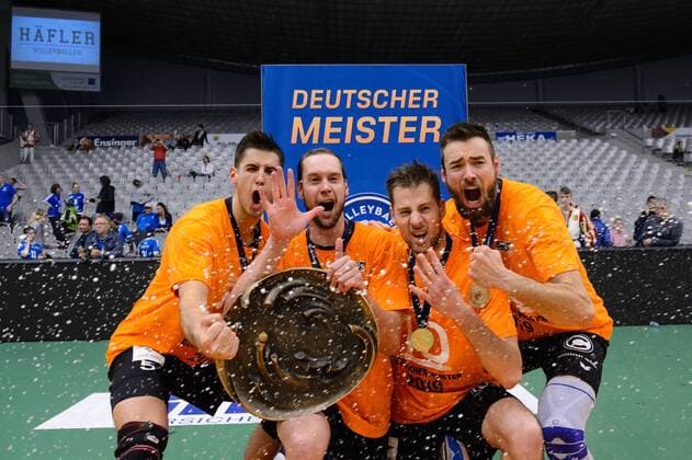 12 05 2019 ZF Arena Friedrichshafen Volleyball Bundesliga Men Men Mens Play offs Final 5 Game VfB Friedrichshafen vs Berlin Recycling Volleys Moritz Reichert 5 Berlin Sebastian Kühner Kuehner 10 Berlin Egor Bogachev 17 Berlin Georg Klein 7 Berlin with Championship Trophy