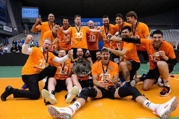 Sport Themen der Woche KW20 Sport Themen der Woche KW19 Sport Bilder des Tages 12.05.2019, ZF Arena, Friedrichshafen Volleyball, Bundesliga Männer Maenner, Play-offs, Finale 5. Spiel, VfB Friedrichshafen vs. Berlin Recycling Volleys Jubel Berlin mit Meisterschale *** 12 05 2019 ZF Arena Friedrichshafen Volleyball Bundesliga Men Men Men Play offs Final 5 Game VfB Friedrichshafen vs Berlin Recycling Volleys Cheers Berlin with championship cup