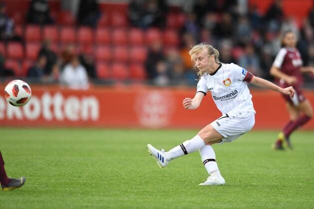 Henrietta Csiszar (B04, 27) beim Torschuss, 12.05.2019, Köln, Fussball, Allianz Frauen-Bundesliga, Bayer 04 Leverkusen - SGS Essen, DFB DFL REGULATIONS PROHIBIT ANY USE OF PHOTOGRAPHS AS IMAGE SEQUENCES AND OR QUASI-VIDEO. *** Henrietta Csiszar B04 27 at the shot on goal 12 05 2019 Cologne Football Alliance Women Bundesliga Bayer 04 Leverkusen SGS Essen DFB DFL REGULATIONS PROHIBIT ANY USE OF PHOTOGRAPHS AS IMAGE SEQUENCES AND OR QUASI VIDEO xmkx