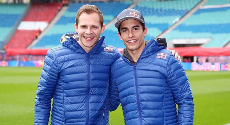 RB Leipzig - Bayern Muenchen Fussball Bundesliga Leipzig, 11.05.2019, Red Bull Arena, Fussball, Bundesliga, 33.Spieltag , RB Leipzig vs. FC Bayern München , Rahmenprogram. Servus TV Experte Stefan Bradl (l.) und Motorad Weltmeister Marc Marquez ( MotoGP). , DFL regulations prohibit any use of photographs as image sequences and or quasi-video. , *** RB Leipzig Bayern Muenchen Football Bundesliga Leipzig 11 05 2019 Red Bull Arena Football Bundesliga 33 Matchday RB Leipzig vs. FC Bayern Munich Framework Program Servus TV Expert Stefan Bradl l and Motorcycle World Champion Marc Marquez MotoGP DFL regulations prohibit any use of photographs as image sequences and or quasi video