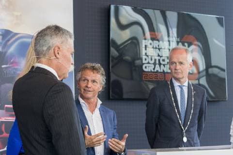 The following text was translated automatically 14-05-2019 Zandvoort, press conference, PK, Pressekonferenz Formula 1 Heineken Dutch Grand Prix 2020Sportief director Jan Lammers and Chase Carey of the Formula One Group, at the press conference of the signing of the Convention of the Grand Prix at Circuit Zandvoort. In the middle Helene Hendriks and the mayor of Zandvoort Niek Meijer (r) Photo and Copyright: Photo Leo Vogel Vocals VOF  Copyright: xHollandsexHoogtex xLeoxVogelzangx x89689204x