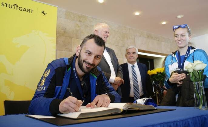 Stuttgart , Volleyball Reception Allianz MTV Stuttgart in the City Hall of Stuttgart by Lord Mayor Fritz Kuhn , Entry in the Golden Book , Coach Giannis Athanasopoulos
