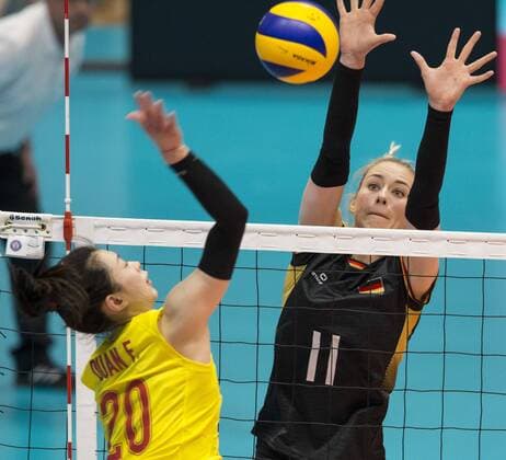 (190515) -- MONTREUX, May 15, 2019 (Xinhua) -- Louisa Lippmann (R) of Germany vies with Duan Fang of China during the match between China and Germany at the Montreux Volleyball Masters women s tournament in Montreux, Switzerland, May 14, 2019. Germany lost 2-3. (Xinhua Xu Jinquan) (SP)SWITZERLAND-MONTREUX-VOLLEYBALL-MASTERS WOMEN-GER VS CHN 