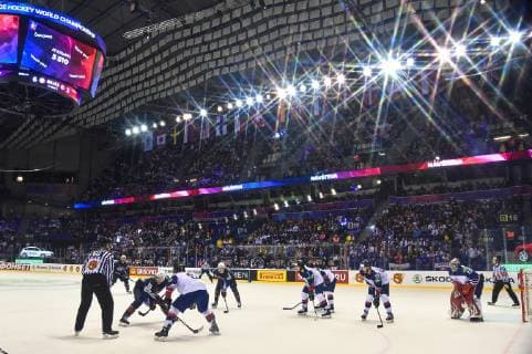 Handball EM 2022, Sportstätte in der Slowakei, Steel Arena in Kosice (190516) -- KOSICE, May 16, 2019 -- Players of both sides face off during the 2019 IIHF Ice hockey, Eishockey World Championship, WM, Weltmeisterschaft Slovakia group A game between the United States and Great Britain at Steel Arena on May 15, 2019 in Kosice, Slovakia. The United States won 6-3. ) (SP)SLOVAKIA-KOSICE-ICE HOCKEY-IIHF-WORLD CHAMPIONSHIP-GROUP A-USA VS GBR LukaszxLaskowski 