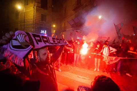 Fußball, Italien, Fans des US Palermo protestieren gegen Zwangsabstieg Italy The protest of rosanero Ultras in Palermo A thousand Palermo Calcio fans protested against th Italy: The protest of rosanero Ultras in Palermo A thousand Palermo Calcio fans protested against the relegation sentence in Serie C. Palermo Italy  AntonioxMelita imago ist zur Vergabe einer einfachen Nutzungslizenz zum Zeitpunkt der Bereitstellung berechtigt. Persönlichkeits- und Markenrechte sowie Bestimmungen des Urheberrechts bzgl. abgebildeter Werke sind zu beachten. Kommerzielle Nutzung in Eigenverantwortung.  imagoximagesx xPacificxPressxAgency