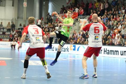 Sven Wesseling TV Emsdetten 24 against Fabian Huesmann ASV Hamm Westfalen 3 left and Markus Fuchs ASV Hamm Westfalen 6 right , ASV Hamm Westfalen vs TV Emsdetten, Handball, 2 Bundesliga, 17 05 2019, ASV Hamm Westfalen vs TV Emsdetten, Handball, 2 Bundesliga, 17 05 2019 Hamm Copyright: xEIBNER JanxStrohdiekx EP_JSK