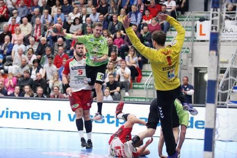 Dirk Holzner TV Emsdetten 22 past Jan Brosch ASV Hamm Westfalen 5 behind and Stefan Lex ASV Hamm Westfalen 13 on the ground against Felix Storbeck ASV Hamm Westfalen 1 right , ASV Hamm Westfalen vs TV Emsdetten, Handball, 2 Bundesliga, 17 05 2019, ASV Hamm Westfalen vs TV Emsdetten, Handball, 2 Bundesliga, 17 05 2019 Hamm Copyright: xEIBNER JanxStrohdiekx EP_JSK