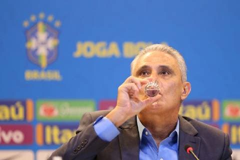 (190518) -- RIO DE JANEIRO, May 18, 2019 (Xinhua) -- Brazilian s coach Tite drinks water during a press conference, PK, Pressekonferenz to announce the list of the 23 players for the Copa America 2019 at the headquarter of CBF (Brazilian Football Confederation) in Rio de Janeiro, RJ, Brazil, on May 17, 2019. The tournament will be held from June 14 to July 7 in five cities in Brazil. (Xinhua Li Ming) (SP)BRAZIL-RIO DE JANEIRO-COPA AMERICA 2019-CBF 