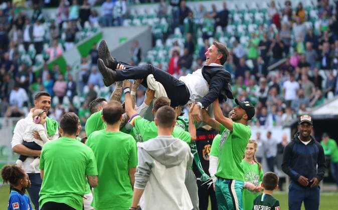 Sport Themen der Woche KW20 Sport Bilder des Tages VfL vs Augsburg, 1. BL Wolfsburg, 18.05.2019, FUßBALL - VfL Wolfsburg vs FC Augsburg,1. BL Saison 2018 19, Volkswagen Arena. Bild zeigt: Schlussjubel Cheftrainer Bruno Labbadia (VfL Wolfsburg) mit Mannschaft DFL REGULATIONS PROHIBIT ANY USE OF PHOTOGRAPHS AS IMAGE SEQUENCES AND OR QUASI-VIDEO. Wolfsburg *** VfL vs Augsburg, 1 BL Wolfsburg, 18 05 2019, FOßBALL VfL Wolfsburg vs FC Augsburg, 1 BL Season 2018 19, Volkswagen Arena Picture shows final cheers head coach Bruno Labbadia VfL Wolfsburg with team DFL REGULATIONS PROHIBIT ANY USE OF PHOTOGRAPHS AS IMAGE SEQUENCES AND OR QUASI VIDEO Wolfsburg