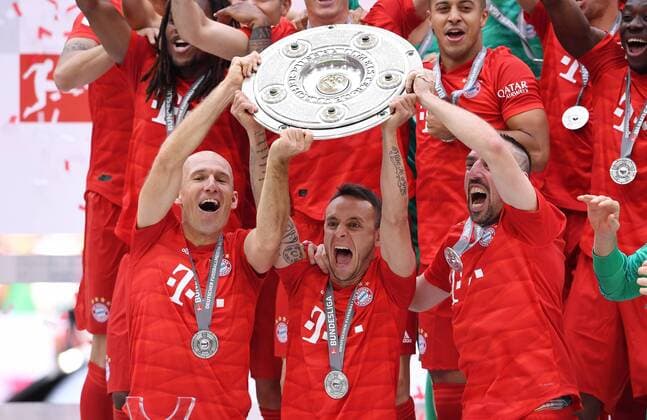 Sport Themen der Woche KW20 Sport Bilder des Tages FUSSBALL 1. BUNDESLIGA SAISON 2018 2019 34. SPIELTAG FC Bayern Muenchen - Eintracht Frankfurt 18.05.2019 Der FC Bayern feiert den Gewinn der 29. Deutschen Meisterschaft: Arjen Robben, Rafinha und Franck Ribery (v.li.) feiern mit der Meisterschale ----DFL regulations prohibit any use of photographs as image sequences and or quasi-video.---- *** FUSSBALL 1 BUNDESLIGA SAISON 2018 2019 34 PLAY DAY FC Bayern Muenchen Eintracht Frankfurt 18 05 2019 FC Bayern celebrates winning the 29th German Championship Arjen Robben, Rafinha and Franck Ribery v li celebrate with the DFL regulations prohibit any use of photographs as image sequences and or quasi video