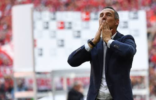 Sport Bilder des Tages 18.05.2019, xjhx, Fussball 1.Bundesliga, FC Bayern Muenchen - Eintracht Frankfurt emspor, v.l. Trainer Adolf Adi Huetter (Eintracht Frankfurt) bedankt bedanken sich bei den Fans (DFL DFB REGULATIONS PROHIBIT ANY USE OF PHOTOGRAPHS as IMAGE SEQUENCES and or QUASI-VIDEO) Muenchen *** 18 05 2019, xjhx, Fussball 1 Bundesliga, FC Bayern Muenchen Eintracht Frankfurt emspor, v l Coach Adolf Adi Huetter Eintracht Frankfurt thanks all fans DFL DFB REGULATIONS PROHIBIT ANY USE OF PHOTOGRAPHS as IMAGE SEQUENCES and or QUASI VIDEO Munich