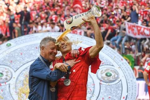 Arjen Robben FC Bayern Muenchen 10 serves himself and co coach Peter Hermann FC Bayern Muenchen a beer shower, FC Bayern Muenchen Eintracht Frankfurt, Bundesliga, 18 05 2019 DFL REGULATIONS PROHIBIT ANY USE OF PHOTOGRAPHS AS IMAGE SEQUENCES AND OR QUASI VIDEO Muenchen Bayern Germany Copyright: xkolbert-press BurghardxSchreyerx