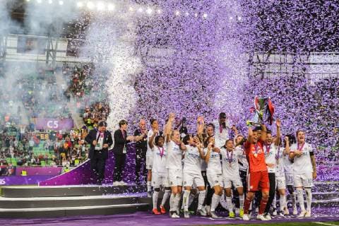 190518 Players of Lyon celebrate with the trophy after the UEFA Women s Champions League final match between Lyon and Barcelona on May 18, 2019 in Budapest Photo Jon Olav Nesvold BILDBYRAN kod JE 160443,  Copyright: JONxOLAVxNESVOLD BB190518JE067