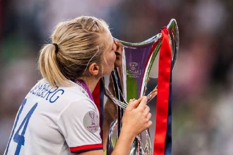 190518 Ada Hegerberg of Lyon kisses the trophy after the UEFA Women s Champions League final match between Lyon and Barcelona on May 18, 2019 in Budapest Photo Jon Olav Nesvold BILDBYRAN kod JE 160443,  Copyright: JONxOLAVxNESVOLD BB190518JE068