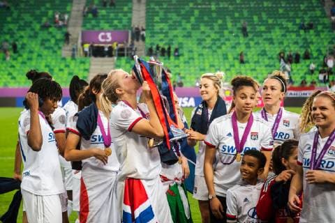190518 Ada Hegerberg of Lyon kisses the trophy after the UEFA Women s Champions League final match between Lyon and Barcelona on May 18, 2019 in Budapest Photo Jon Olav Nesvold BILDBYRAN kod JE 160443,  Copyright: JONxOLAVxNESVOLD BB190518JE073