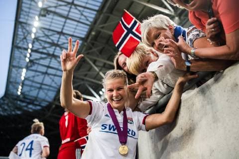 190518 Ada Hegerberg of Lyon celebrates with family after the UEFA Women s Champions League final match between Lyon and Barcelona on May 18, 2019 in Budapest Photo Jon Olav Nesvold BILDBYRAN kod JE 160443,  Copyright: JONxOLAVxNESVOLD BB190518JE074