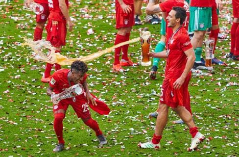 Winners ceremony with trophy: Mats HUMMELS, FCB 5 failed beer shower for Kingsley COMAN, FCB 29 FC BAYERN MUNICH - EINTRACHT FRANKFURT 5-1 - DFL REGULATIONS PROHIBIT ANY USE OF PHOTOGRAPHS as IMAGE SEQUENCES and or QUASI-VIDEO - 1.German Soccer League , Munich, May 18, 2019 Season 2018 2019, matchday 34, FCB,, Bierdusche Photographer: Peter Schatz