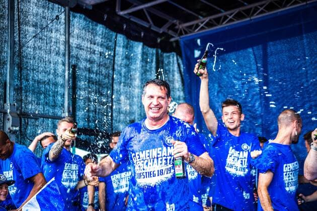 Promotion party to the 2 Bundesliga 18 05 2019, men, football, season 2018 2019, 3 leagues, Karlsruher SC beer shower for Alois Schwartz KSC coach