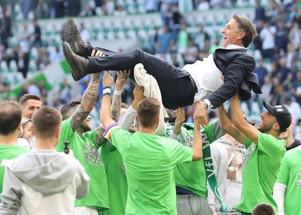 VfL vs. Augsburg Football, Bundesliga, 34 Matchday, VfL Wolfsburg vs. FC Augsburg, Picture shows The team lets VfL coach Bruno Labbadia celebrate Wolfsburg