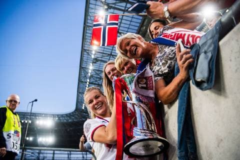 190518 Ada Hegerberg of Lyon celebrates with her family and the trophy after the UEFA Women s Champions League final match between Lyon and Barcelona on May 18, 2019 in Budapest Photo Jon Olav Nesvold BILDBYRAN kod JE 160443,  Copyright: JONxOLAVxNESVOLD BB190518JE094