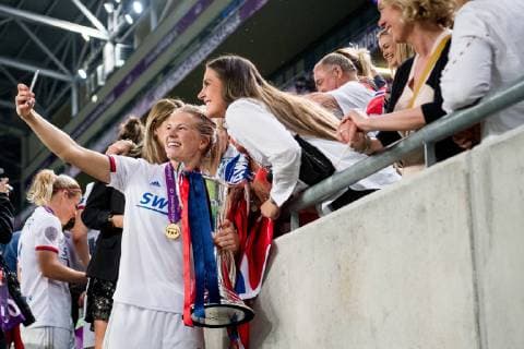 190518 Ada Hegerberg of Lyon celebrates with her family after the UEFA Women s Champions League final match between Lyon and Barcelona on May 18, 2019 in Budapest Photo Jon Olav Nesvold BILDBYRAN kod JE 160443,  Copyright: JONxOLAVxNESVOLD BB190518JE104